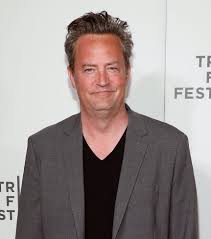 Matthew perry and molly hurwitz have been engaged since november 2020. Friends Star Matthew Perry Sends Fans Wild For Reboot As He Tweets Big News Coming