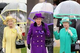 Queen Elizabeth Carries Her Own Umbrella In Style Fashion Raincoat Queen Elizabeth Fashion