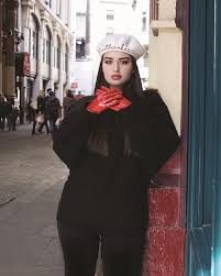 ولدت روان بن حسين في مدينة الكويت، في 30 كانون الأول من عام 1996، لها ثلاثة شقيقات وأخ واحد، عاشت مع أسرتها معظم حياتها في بريطانيا، وتلقت تعليمها الجامعي من جامعة ويستمنستر في لندن، وحصلت منها على. Haya Online Ø±ÙˆØ§Ù† Ø¨Ù† Ø­Ø³ÙŠÙ† Ù…Ø¤Ø« Ø±Ø© Ù…Ù† Ù†ÙˆØ¹ Ø¢Ø®Ø±