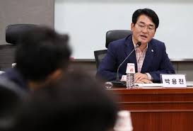 정치는 미래 세대의 것이라며 선동, 대립, 갈등이 아니라 통합, 설득의 길로, 그리고 문제 해결과 개혁의 길로 가야 한다고. ë°•ì£¼ë¯¼ã†ë°•ìš©ì§„ì´ ì„œìš¸ì‹œìž¥ ì„ ê±°ì— ì–'ë°• ì°¨ì¶œì„¤ ê±°ë¡ 