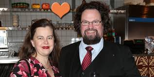 Edward blom (da) svensk historiker og skribent (da); Edward Bloms Karlekshyllning Till Gunilla Stoppa Pressarna Kandisar Kandisnytt Hant Extra Se Hor Noje
