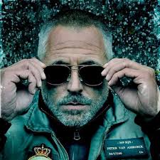 Peter van asbroeck met onbekende fan tijdens een break van opnamen van zone stad. Peter Van Asbroeck Pvanasbroeck Twitter