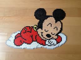 Mickey En Bebe Qui Dort Sur Son Nuage Celebre Personnage De Disney Fabrique En Perles Hama Egalement Appeler Perles A Repasser En Perlemonstre Broderi Kreativ