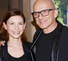 Łączą ich pasje oraz podobne doświadczenia miłosne. Ryszard Kalisz zaznał  życiowej stabilizacji u boku pięknej Dominiki Lis