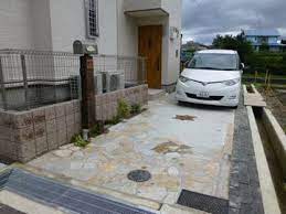 ガレージ土間の庭 旗竿地 ローコスト間仕切り 旗竿地 エクステリア アプローチ テラスのデザイン