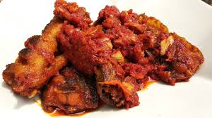 3 ekor ikan keli (disiang & dibersihkan) 1 tangkai daun kari (ditumis) 2 ulas bawang kecil (dihiris) 2 ulas bawang putih (dihiris) ½ sudu besar belacan (dikisar) 2 labu bawang besar (dikisar) ½ batang cili kering (dikisar) ½ sudu besar garam dan gula secukup rasa ½ sudu perasa 1sudu besar asam jawa 1 sudu. Sambal Rahsia Ikan Keli Yang Sedap Dan Mudah Youtube