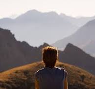 Uma pessoa olhando para a vista no alto dos alpes. paisagem ...
