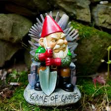 Fantasy Gartenzwerg Der Game Of Gnomes Gnom Auf Dem Eisernen Thron Als Tolles Geschenk Fur Game Of Gartenzwerg Originelle Geschenke Game Of Thrones Geschenke