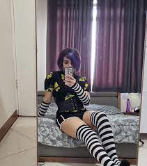 I wish my thighs were less thick : r/femboy