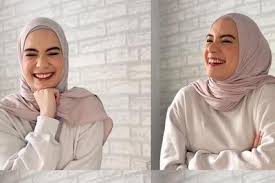 Hal itu diketahui ketika akun penggemar arya saloka mengunggah momen aktris 30 tahun ini ketika mengikuti acara bertajuk islami. Pasang Foto Di Instagram Putri Anne Pakai Sweater Arya Saloka
