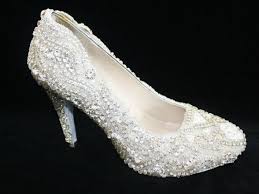Zu Den Teuersten Schuhen Der Welt Gehoren Die Mit Weissen Diamanten Besetzen Schonen Cinderellaschuhe Sie Wurden In Neusee Teure Schuhe Schuhe Hochzeit Absatz