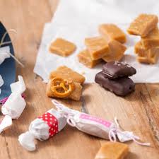 Zum Naschen Oder Verschenken Unser Rezept Fur Weiche Karamell Bonbons Verziert Mit Kuverture Und Verschiedenen Toppi In 2020 Lebensmittel Essen Dessert Ideen Rezepte