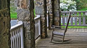 Rimaniamo in tema di idee di arredamento per open space volgendo questa volta l'attenzione allo stile rustico che, più di ogni altro, va ad impreziosire taverne oppure chalet in alta montagna. Come Arredare Un Portico In Stile Rustico Idee E Suggerimenti