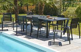 cette table 10 a 12 personnes est en aluminium avec rallonge automatique coloris gris anthracite les table de jardin mobilier jardin mobilier de jardin design