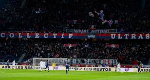 Marco verratti, danilo pereira, juan bernat, alexandre. Psg Guingamp Les Supporters Chambrent L Om Avec Une Banderole