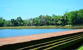 Kolam Segaran Tempat Wisata Bersejarah Di Mojokerto Jawa Timur