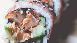 Makis Aux Pepites De Saumon Fume A Chaud A L Erable Et Au Prosciutto De Genevieve Everell Recipe Food Savoury Food Food Trends