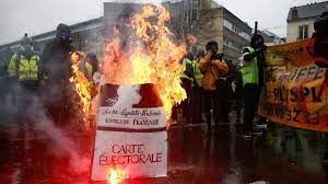 Que Piensan Los Intelectuales Franceses Durante La Tormenta De Los Chalecos Amarillos Pensando En Ti Amarillo Unas Francesas
