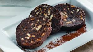 Tutti abbiamo in casa almeno una ricetta di famiglia per prepararlo, tanto che trovare la ricetta originale è davvero impossibile. Salame Di Cioccolato