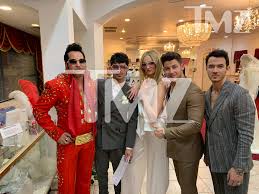 Game of thrones actress sophie turner and joe jonas just surprised everyone by getting married with a las vegas wedding following the jonas brothers just hours after attending the billboard music awards together, the jonas brother and game of thrones star decided that they might as well. Sophie Turner Joe Jonas Got Married In Las Vegas After The Billboard Music Awards
