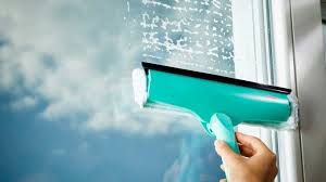 Fenster Putzen Tipps Fur Streifenfreie Fenster Otto In 2020 Fenster Putzen Fenster Putzen Tipps Streifenfreie Fenster