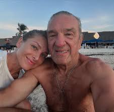 Yo soy como la loba. Quebré con el rebaño Y me fui a la montaña Fatigada  del llano” Alfonsina Storni 🌚 🌓 Algún día mi animaré y les compartiré  poesías escritas por