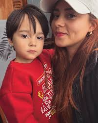 3 años y medio: superamos el pañal y los pipis en la cama 😂 ahora se  pregunta ¿porque ? Todo el tiempo, sus emociones son desbordantes, al punto  de llorar por todo,