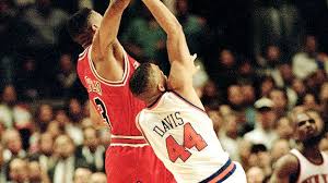 Davis'in yaklaşık% 44,1'lik nba kariyerindeki üç sayılık şut yüzdesi, onu steve kerr ve şu anki nba oyuncusu seth curry 'nin arkasında üçüncü sırada yer alıyor. Hue Hollins Phil Jackson Scottie Pippen And Hubert Davis Remember The Most Notorious Foul Call In Nba History