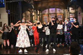 Cudi then raised the bar for snl surprises when he took the stage for his second number, performing sad people while rocking a floral dress and looking absolutely fantastic in it. Tugifkjirv6oqm