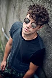 1001 Ideen Fur Undercut Die Top Frisur Fur Manner Im 2017 Herrenfrisuren Lockiges Haar Manner Lockige Haare