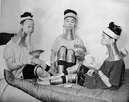 Wearing Rings To Have A Giraffe S Neck In Thailand Three Burmese Women Members Of A Circus Play Cards As They Wear The Brass Neck And Leg Rings Traditionally Worn By Padaung Women Since Chi Skuril Birma Picdump