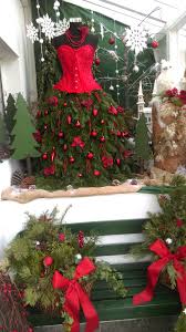 Kleid Aus Tannenzweigen Als Weihnachtsschmuck Vor Der Haustur Weihnachtsbaumkleid Weihnachtsdekoration Weihnachtsdeko