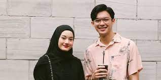 Dinda hauw (lahir dengan nama nyimas khodijah nasthiti adinda di palembang, sumatera selatan, 14 november 1996; Nikah Di Usia Muda Rey Mbayang Dan Dinda Hauw Ingin Habiskan Waktu Berdua Sebelum Punya Momongan Kapanlagi Com