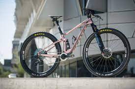 Nino schurter's bike for 2021 is a fresh change from the neons and bright colors of the past. Bike Vs Bike Nino Schurter And Kate Courtney S Scott Sparks Pinkbike