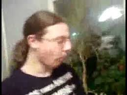 Eine „unbegreifliche tragödie und das umdenken, das dennoch aus ihr die öffentlichkeit verurteilt den amoklauf eines schülers und verrät damit lauter wahrheiten über die. Robert Steinhauser Mit Freunden 1 Tag Vor Dem Schulmassaker Erfurt Youtube