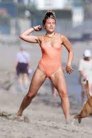 Florence Pugh Body Type Shape - Oceanside