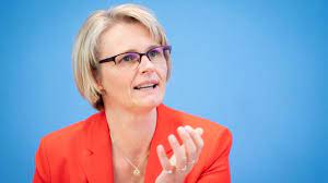 Ein bildungsministerium ist ein ministerium mit den agenden der bildungspolitik. Anja Karliczek Privat So Lebt Unsere Bildungsministerin News De