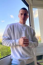 Bekijk hier het overzicht van de beste films met arón piper. Aron Piper Outfit In 2020 Piper Poses Elite