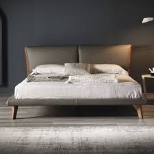 Tutte le informazioni che cerchi in un unico sito di fiducia. Letto In Pelle Con Piedini In Legno Adam Di Cattelan Diotti Com Letto In Pelle Biancheria Da Letto Moderna Letti Matrimoniali