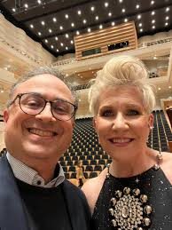 This was a very special song along concert with Joyce DiDonato Joyce  DiDonato and Simon Halsey in the Konzerthaus Dortmund. Many thanks to Dr.  Raphael von Hoensbroech for making this evening possible.