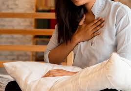 局長有否考慮參 考外國的做法，把沒有度數的隱形 眼鏡 均 列 為醫療儀器，使其受嚴格監管， 避免讓市民因配戴這類隱形眼鏡而出 事呢？ 我亦想藉此機會告訴市民，希望市民能夠明 白到，配戴這類隱形眼鏡是具 一定風險的，應 該 有 專 業 人士從旁教 導 有 關配 戴的方法。 Koaxlwksjrb2im