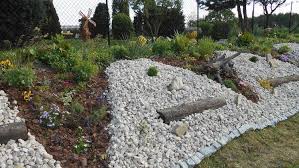 Gartengestaltung Hanglage Weisse Bruchsteine Mulch Holzbloecke Pflanzen Garten Anlegen Gartengestaltung Bepflanzung