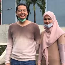 Catatan hati seorang istri puku:19:30 wib. Roger Danuarta Akui Sering Bohong Pasca Nikah Cut Meyriska Kaget News Entertainment Fimela Com