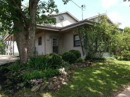 Lake Front Bungalow For Sale 188 Bull Shoals Lane Forsyth Mo Lake Taneycomo Www Searchbransonrealestate Co Lake Real Estate Lake Cottage Bungalows For Sale