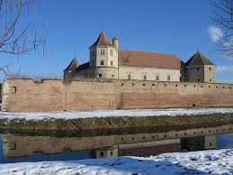 Dincolo de aceste constructii amplasat in judetul hunedoara, acesta este cel mai mare castel gotic din europa de est. Al Doilea Cel Mai Frumos Castel Din Lume Se AflÄ In Romania Epoch Times Romania