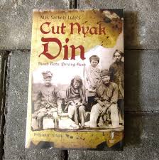 Dikutip situs resmi provinsi aceh, cut nyak dien lahir di lampadang, kerajaan aceh 1848 dari keluarga bangsawan yang taat beragama di aceh besar . Cut Nyak Din Kisah Ratu Perang Aceh M H Szekely Lulofs Kineruku