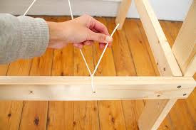 Sei garderobenständer klappbar formvorrat bei homeform.de garderobenständer diy selber bauen recyceln aufhänger holz schubladen kommode loores in weiß holz retro | wohnen.de. Kleiderstander Aus Holz Einfach Selber Bauen