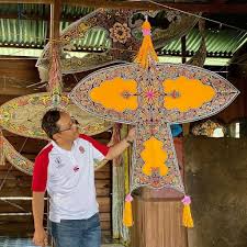 Sebagai warga negara yang baik, tentu kita harus membayar pajak sesuai nominal. Wau Penghias Dada Langit Locco