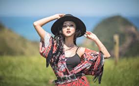 （开场） ———— （沉重稍快节奏的击鼓声。） 光头侍从面带诡异的微笑，看着他的客人们。 （镜头向后拉、再前推，由大特到近景，再由近景到特） 桌子上摆放着一盘盘奇珍异兽的菜，盘子下面是动物皮毛做的桌布。 åŽèŽŽ å¤§çºªå…ƒ