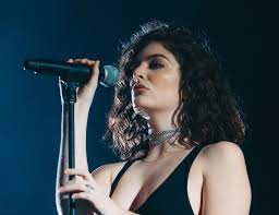 Lorde's first studio album, pure heroine, is a dream pop electronica album about teenage suburban life and its views on mainstream culture. Lorde Diskografie Wikipedia